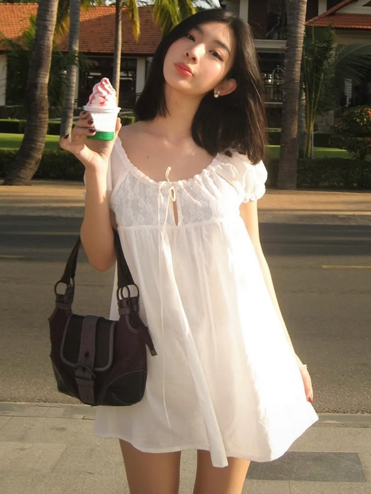 Off Shoulder Puff Sleeve Sundress - Biała koronkowa sukienka mini typu babydoll